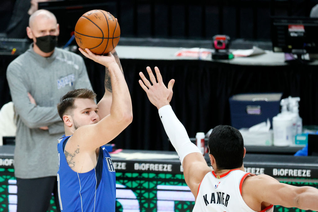 Los Mavericks barren a Portland liderados por un gran Doncic