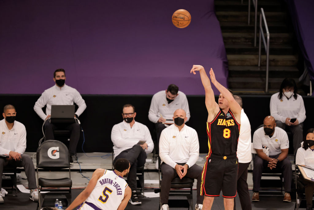 Los Hawks se llevan el duelo en Los Angeles para sumar su 8ª victoria seguida