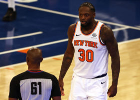 La NBA multa a Julius Randle con 15.000 dólares por criticar a los árbitros