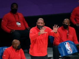Los Clippers vencen a Philadelphia en el regreso de Doc Rivers