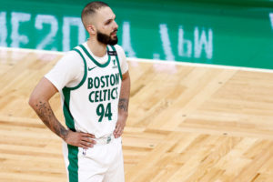Agrio debut de Evan Fournier con los Celtics
