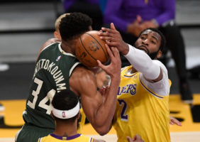 Los Lakers esperan que Drummond regrese en uno o dos partidos