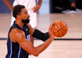 Toronto incorpora a Khem Birch para el resto de la temporada