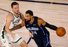 Khem Birch recalará en Toronto tras ser cortado por los Magic