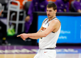 Jokic lidera a los Nuggets a su séptimo triunfo consecutivo