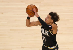 Trae Young se someterá a una resonancia tras sufrir un esguince de tobillo