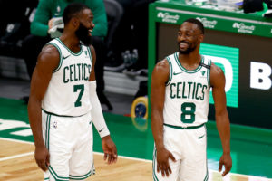 Jaylen Brown reina en la visita a los Lakers