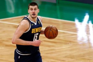 Triple-doble de Jokic para la octava victoria consecutiva de Denver