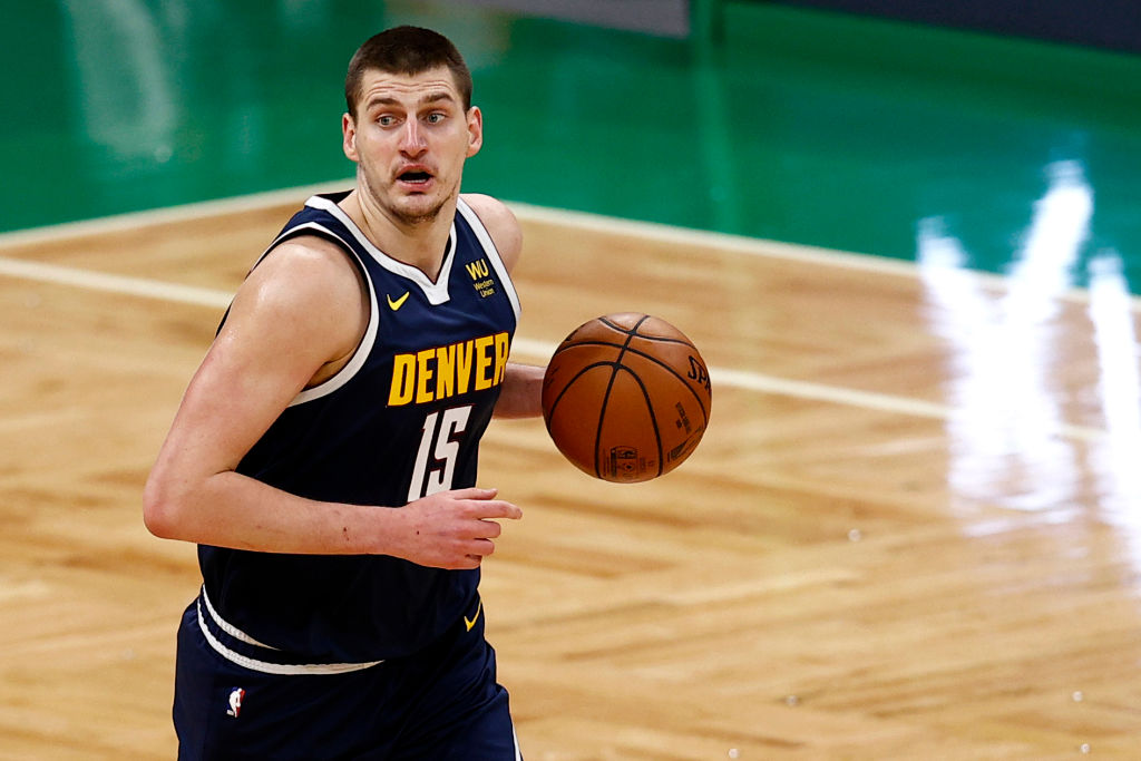 Triple-doble de Jokic para la octava victoria consecutiva de Denver