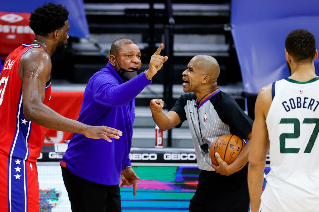 La NBA estudia cambiar la normativa de faltas y los 'Coach's Challenge'