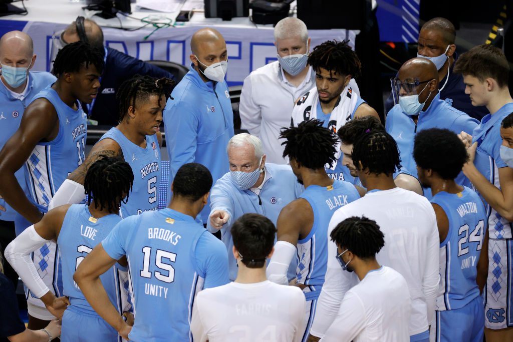 Roy Williams, de North Carolina, se retira tras 33 años en los banquillos