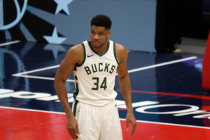 Milwaukee espera que la lesión de Giannis no sea algo serio