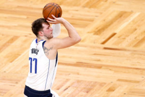 Doncic lidera a los Mavs a su tercera victoria consecutiva