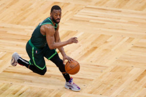 Kemba Walker saca su mejor cara para ganar a los Suns