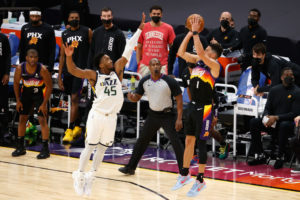 Phoenix se lleva en la prórroga el duelo de punteros del Oeste