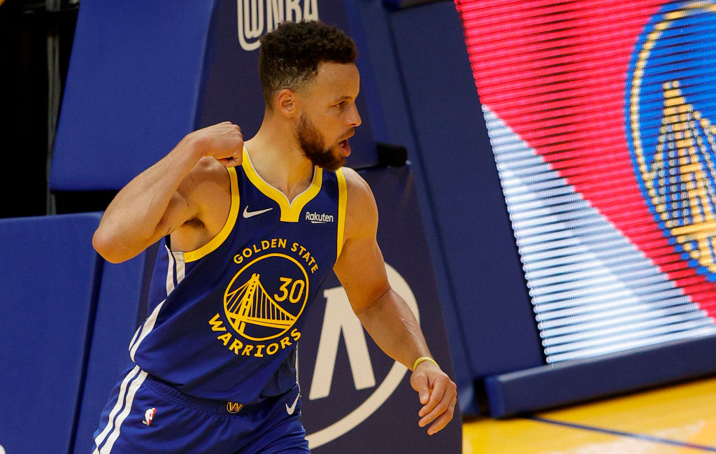 Stephen Curry firma el récord histórico de triples en un mes