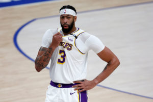 Anthony Davis busca la reacción del vestuario de los Lakers