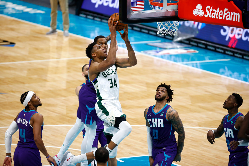 Demasiado Antetokounmpo para Charlotte Hornets