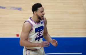 Un palmeo de Simmons sobre la bocina acaba con los Spurs