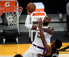 LeBron critica el play-in: "El responsable merece ser despedido"