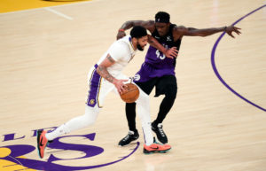 Anthony Davis admite estar jugando con "bastantes molestias"