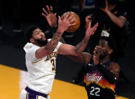 Anthony Davis aplasta a los Suns y mantiene las opciones de los Lakers