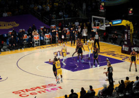Un triple de LeBron James tumba a los Warriors y mete a los Lakers en playoffs