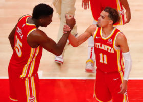Los Hawks toman la delantera con doble-doble de Trae Young