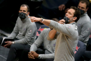 Luke Walton continuará en el banquillo de los Kings