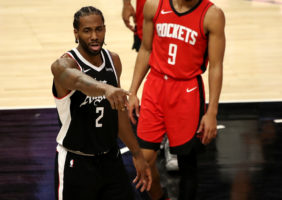 Kawhi Leonard admite estar jugando con una lesión en su pie