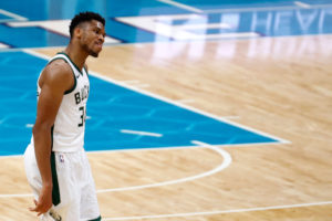Giannis Antetokounmpo llega a esta postemporada con menos presión