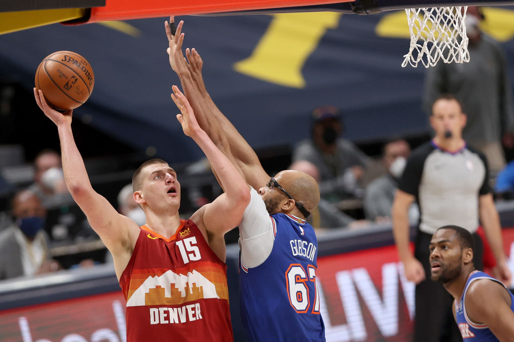 Un inicio espectacular de Nikola Jokic acaba con los Knicks