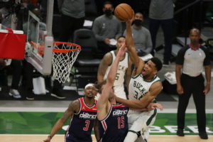 Los Bucks ganan a Washington pese a los 42 puntos de Beal