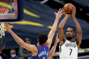 Brooklyn rompe su mala racha remontando en Denver