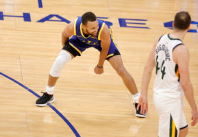 Stephen Curry también puede con los Jazz