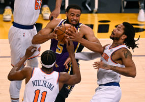 Los Lakers vencen a los Knicks en la prórroga gracias a un triple de Horton-Tucker