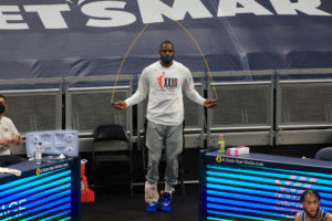 LeBron James jugará el play-in tras un nuevo susto con su tobillo