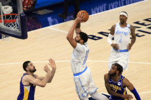Los Lakers vencen a Indiana y mantienen el pulso por la sexta posición