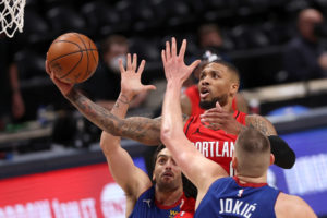 Damian Lillard marca territorio en el primer partido ante Denver