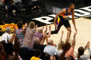 Phoenix golpea primero ante unos Lakers sin respuesta