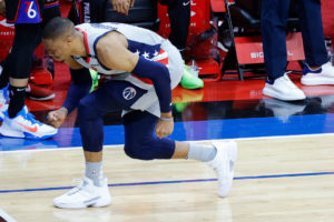 Un aficionado arroja palomitas a Westbrook mientras abandona la pista