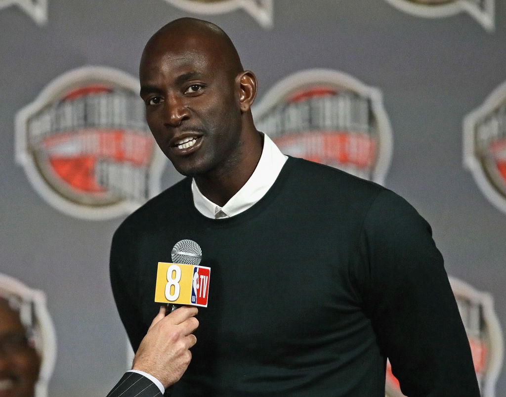 Garnett reprende a Irving por pisar el logo de los Celtics