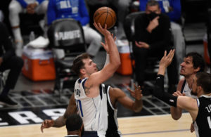 Doncic se exhibe en el Staples y Dallas recupera la delantera