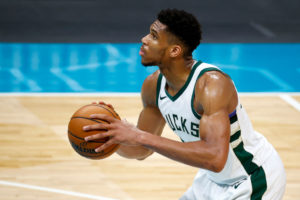 La NBA prohíbe a los Nets su presión ambiental sobre Antetokounmpo