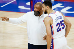 Doc Rivers critica el arbitraje a Ben Simmons en el Game 1