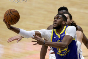 Kevon Looney ejerce su opción de jugador con los Warriors