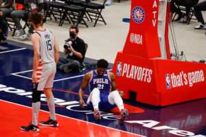 Preocupación por una posible lesión de rodilla de Joel Embiid