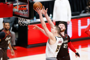 Los Nuggets cierran la serie con una victoria en Portland