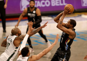 Brooklyn pone el 2-0 pasando por encima de Milwaukee