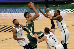 Milwaukee vuelve a la pelea con un ajustado triunfo ante Brooklyn
